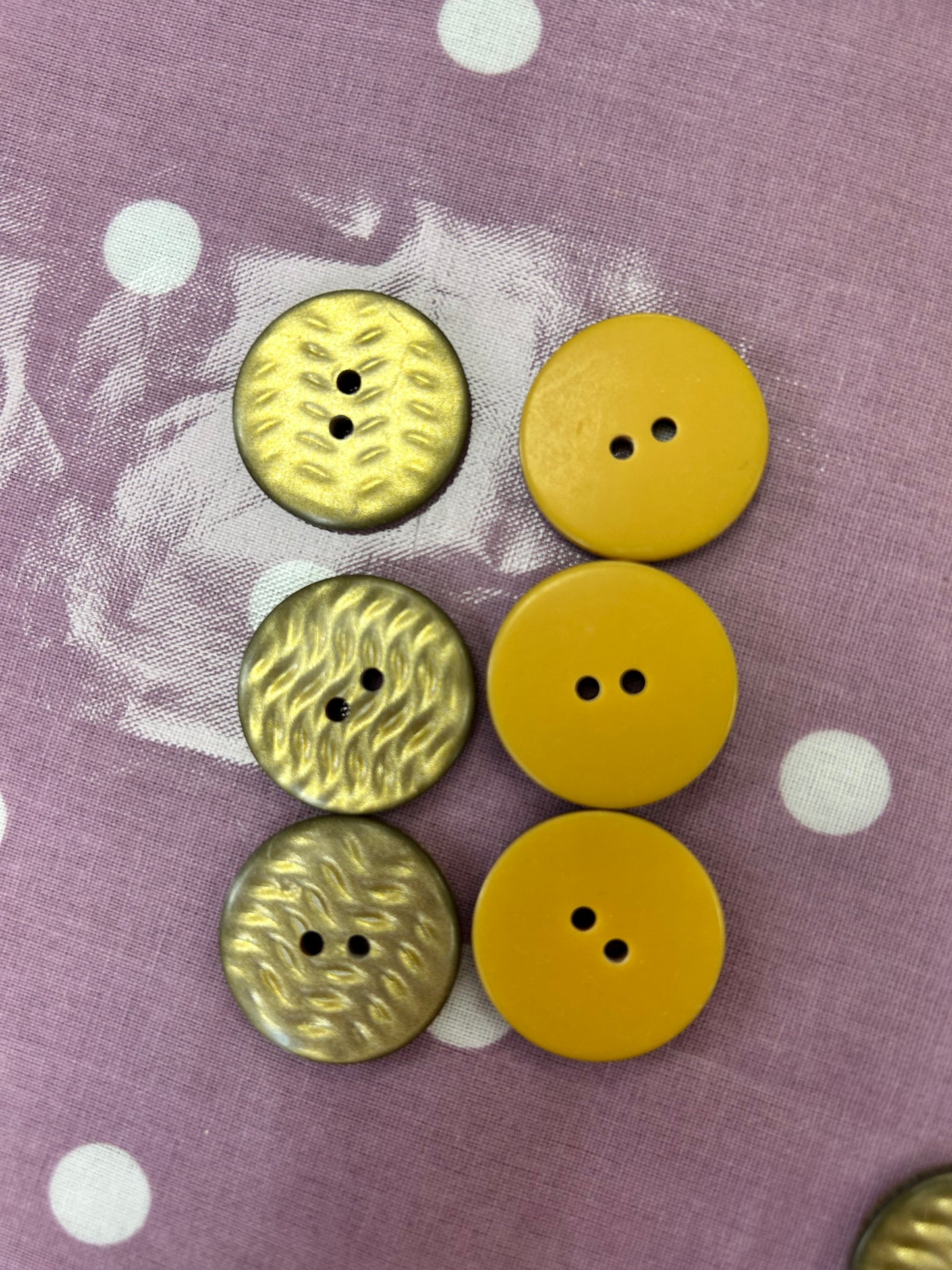 Button Gold Wavy 40mm