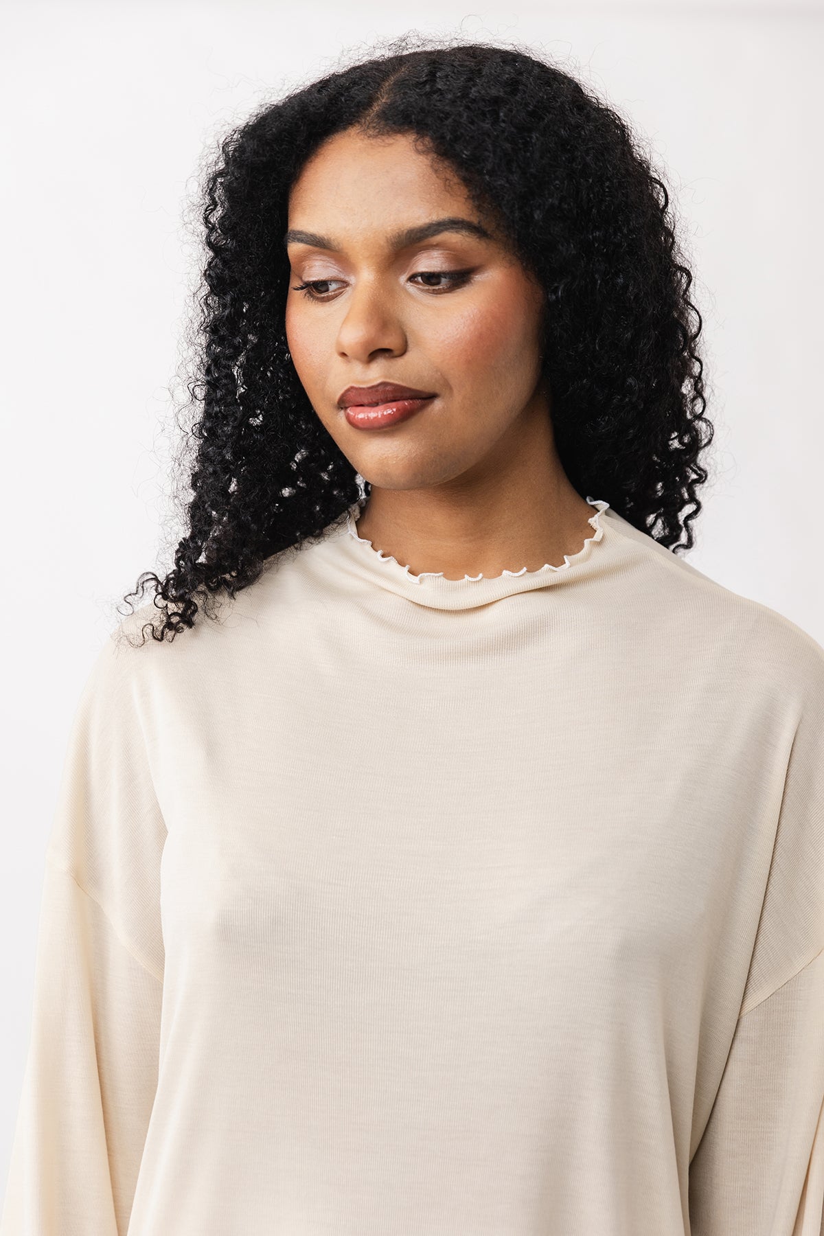 OLO funnel neck & V-neck tee