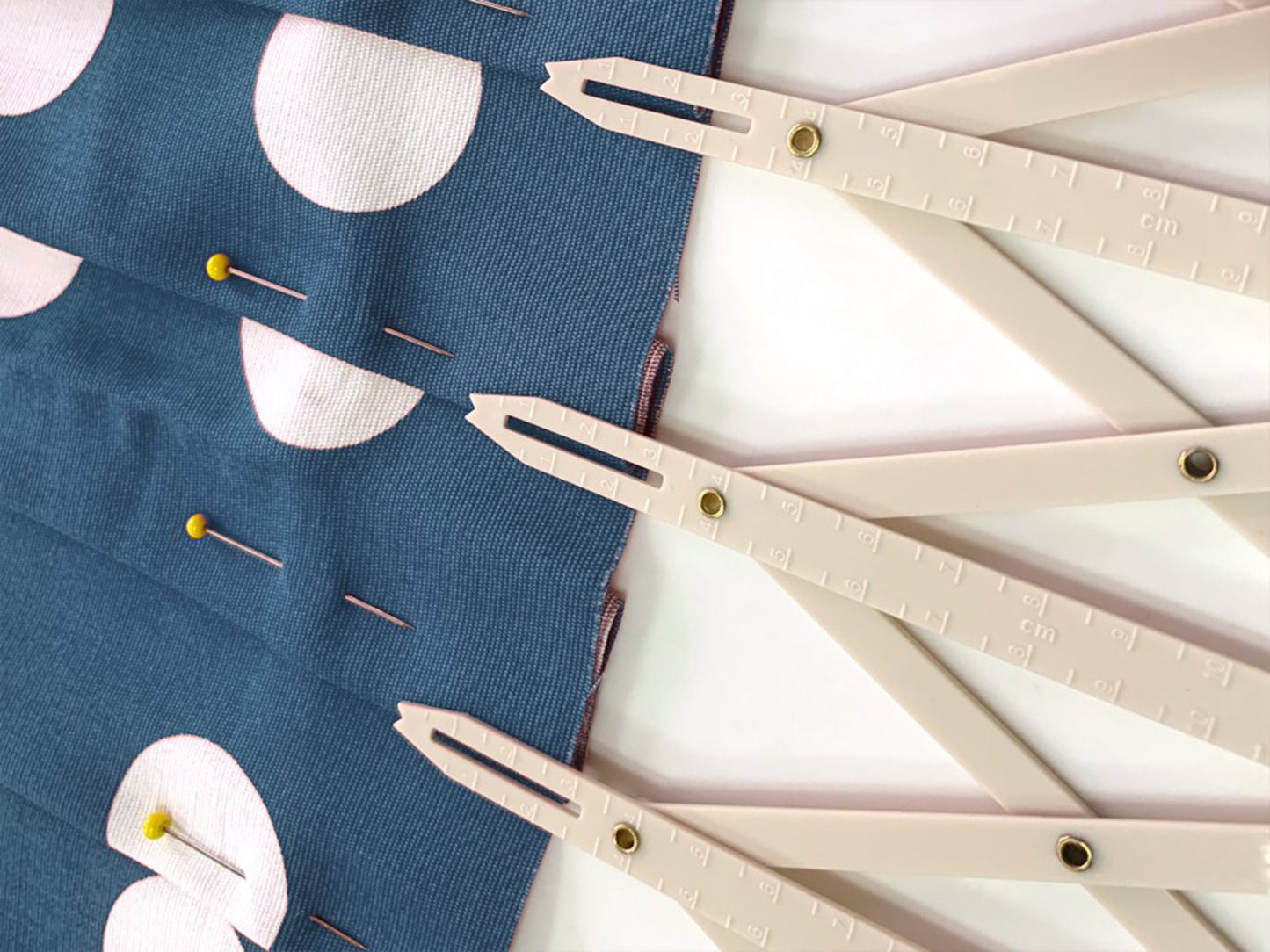 Button Hole Guide, expandable sewing measure