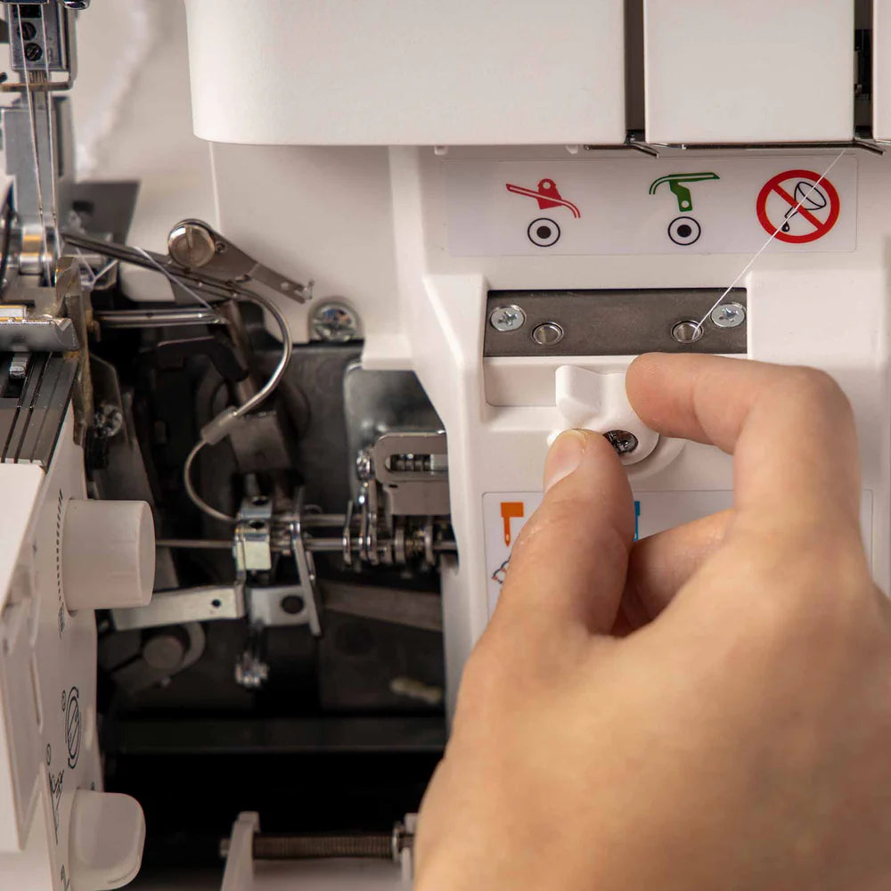 PFAFF® admire™ air 5000 Overlock Machine image 2