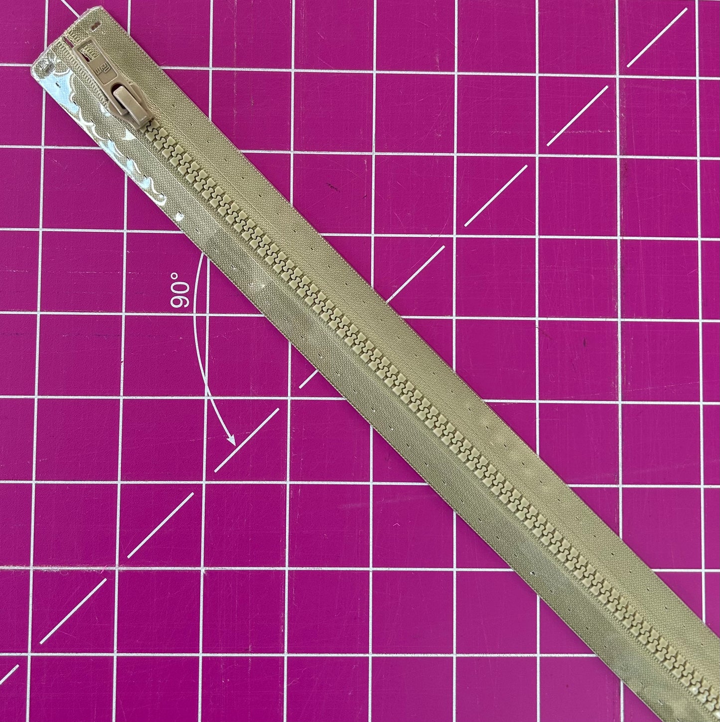 Prym Sturdy open-end zip fasteners for outdoor clothing  Putty zip 75cm